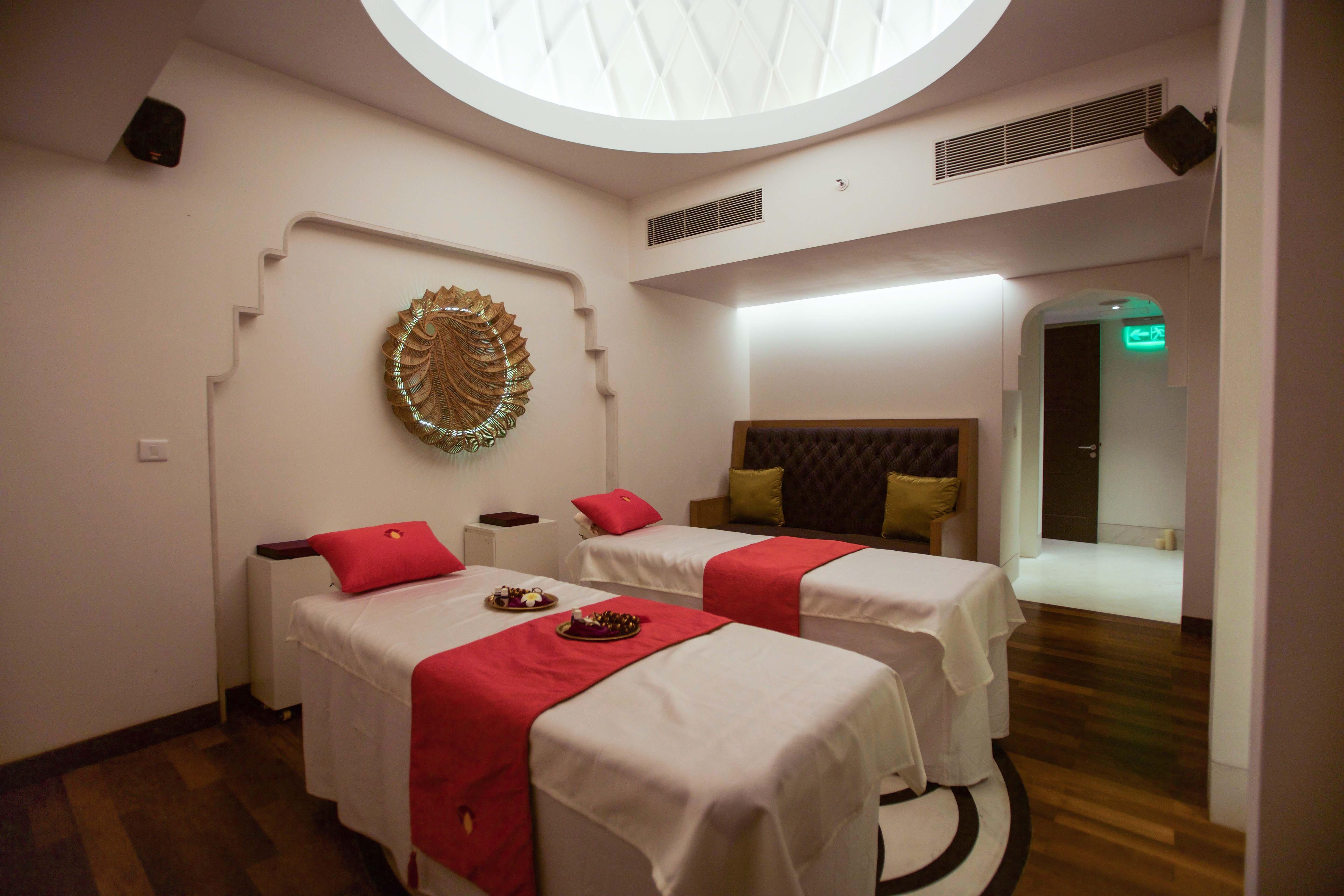 Crowne Plaza Chennai Adyar Park, An Ihg Hotel Екстериор снимка Spa at The Park, New Delhi