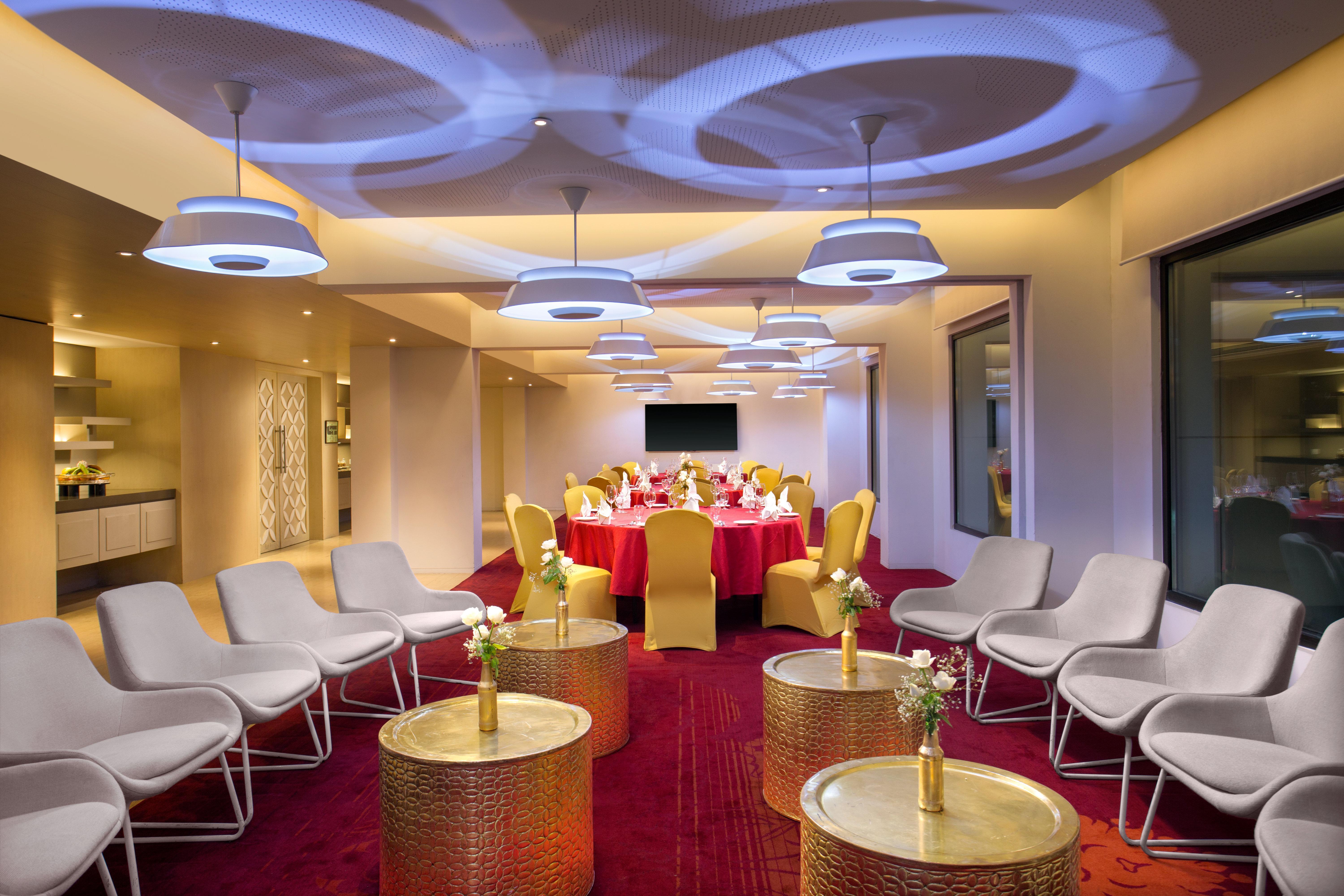 Crowne Plaza Chennai Adyar Park, An Ihg Hotel Екстериор снимка The Club Lounge at the airport