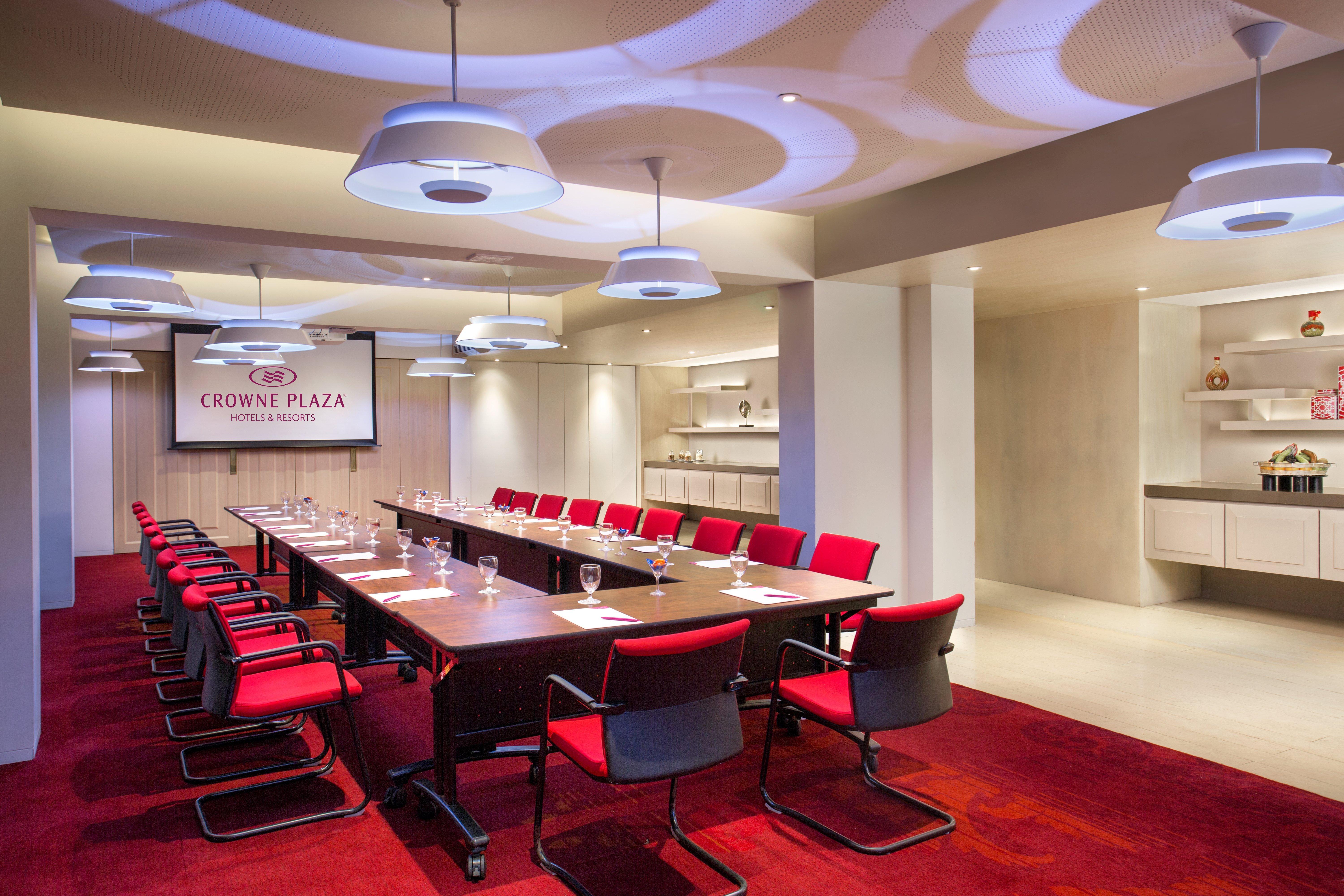 Crowne Plaza Chennai Adyar Park, An Ihg Hotel Екстериор снимка Meeting room at the hotel