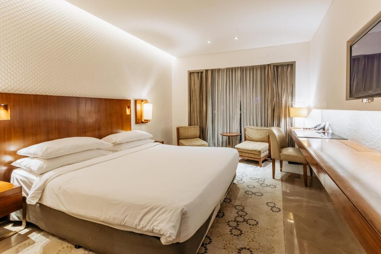 Crowne Plaza Chennai Adyar Park, An Ihg Hotel Екстериор снимка A room at the Taj Mahal Palace